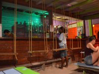 Schaukeln an der Bar.