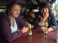 Ein geschenktes Bier schaut man nicht so an. Nina und Nina sind skeptisch.