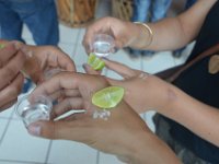 Und man trinkt ihn wohl doch mit Salz und Zitrone.