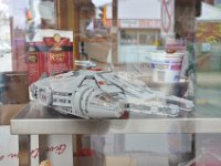 Man sieht sogar Han Solo und Chewbacca im Cockpit.