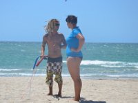 Nina bekommt den Drachen erklärt.