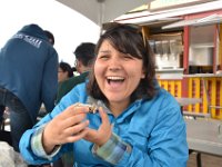 Nina traut sich an eine Auster.