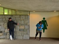 ...und überfällt sie mit seinem neuen Spielzeug, einer kleiner Nerf-Pistole.