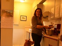 Courty kocht Maccaroni & Cheese, Sunshine hofft auf einen kleinen Snack.