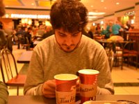 Zeit totschlagen im Foodcourt einer Mall, das Regenwetter war Schuld.